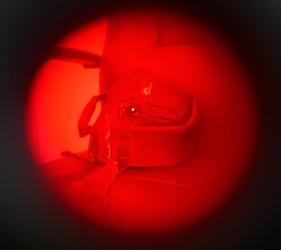 Вид на камеру видеонаблюдения, спрятанную в сумке, через окно объектива обнаружителя BugHunter Dvideo Nano